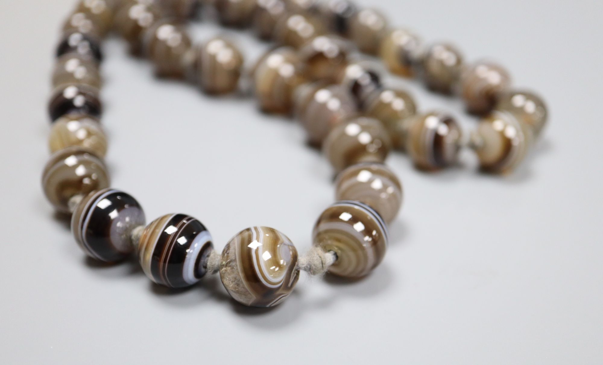 A single strand graduated banded agate bead necklace, 63cm, largest bead 15.4mm.